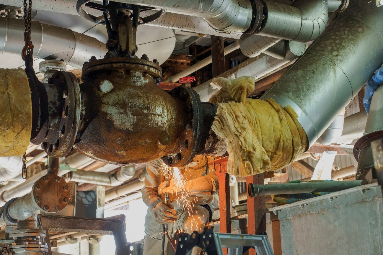 製糖期前の分解修理作業の様子