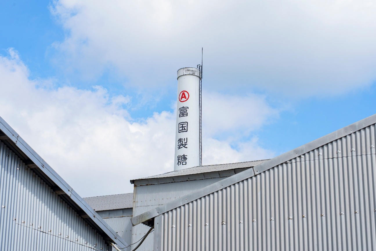 製糖期前の静けさ 工場の煙突